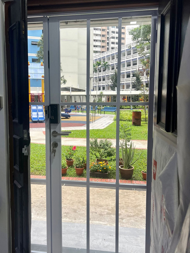 Glass-gate
