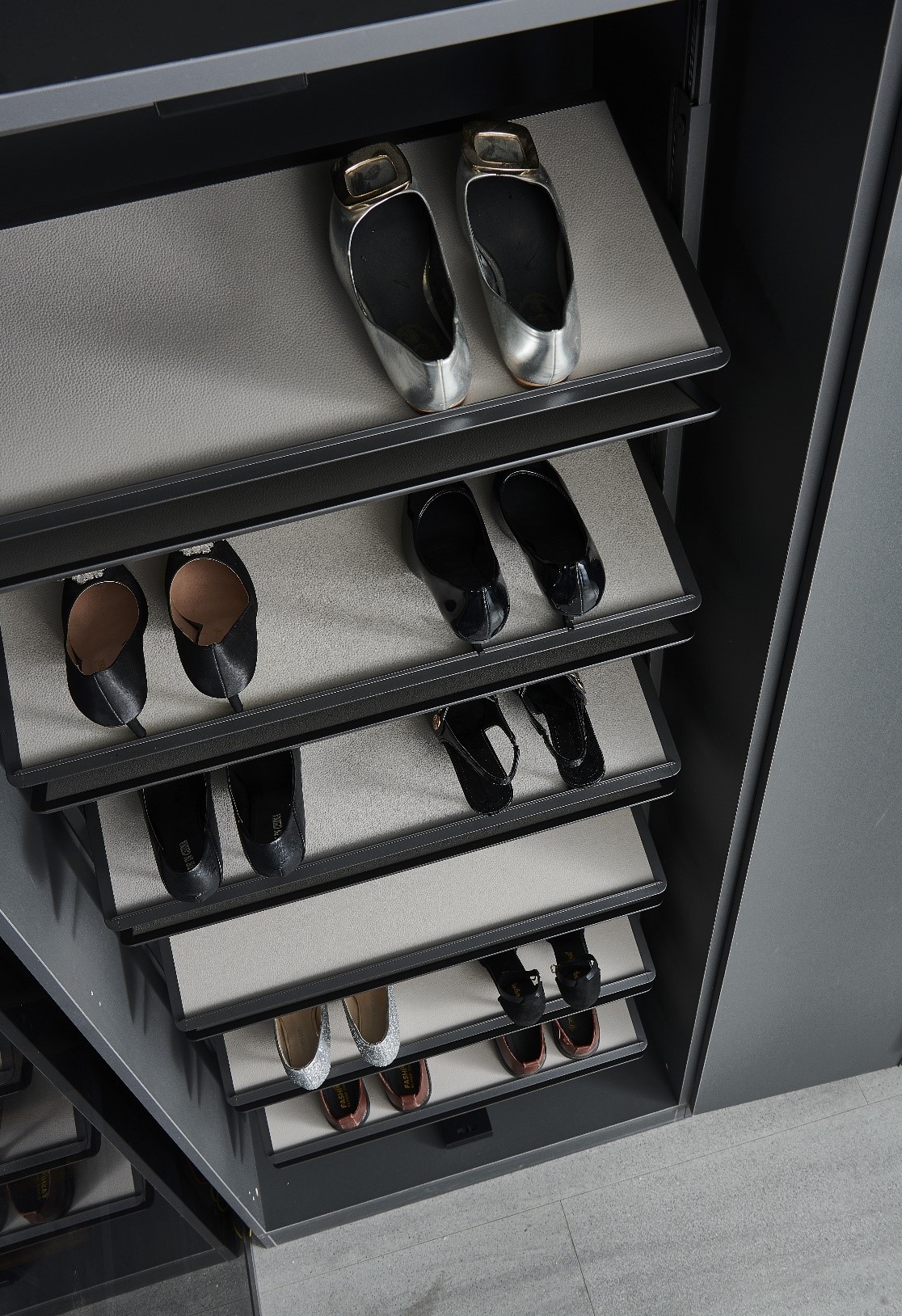 MDL - Lusano Rotating Leather Shoe Rack