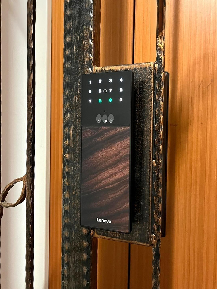 MyDigitalLock - Lenovo F3 Ultra Gate Digital Lock Rosewood-Installation MyDigitalLock - Lenovo F3 Ultra Gate Digital Lock Rosewood-Installation